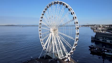 Das-Große-Rad-Von-Seattle-Auf-Dem-Ruhigen-Blauen-Wasser-Der-Elliot-Bay,-Luftumlaufbahn