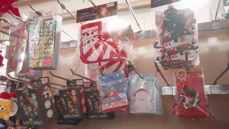 Weihnachtsdekorationen-Und-LED-Leuchten-Zum-Verkauf-In-Einem-Geschäft-In-Tokio-–-Nahaufnahme