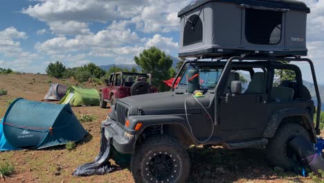 Camping-De-Aventura-Con-Jeep-4x4-En-Montaña,-Divertidas-Expediciones-En-El-Campo