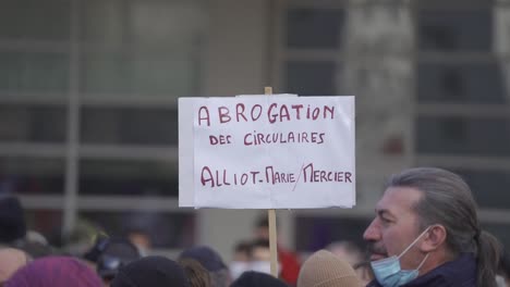 Protestplakat-Für-Das-Recht-Der-Bürger,-Die-Polizei-Zu-Filmen-Und-Sich-Gegen-Die-Aggression-Der-Sicherheitskräfte-Zu-Verteidigen,-Artikel-24-Der-Französischen-Verfassung