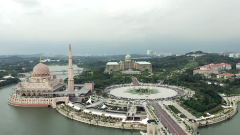 Toma-Aérea-De-Dataran-Putra-En-Kuala-Lumpur,-Un-Destino-Turístico-Emblemático-En-Malasia