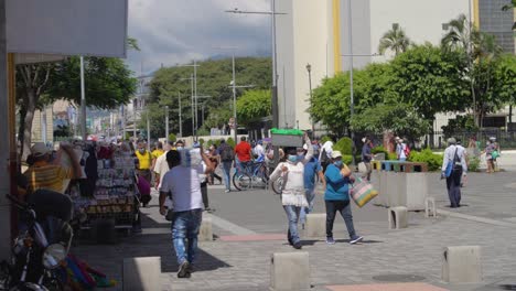 Die-Historische-Innenstadt-Von-San-Salvador-Ist-Aufgrund-Einer-Covid-Pandemie-Voller-Fußgänger,-Die-Masken-Tragen