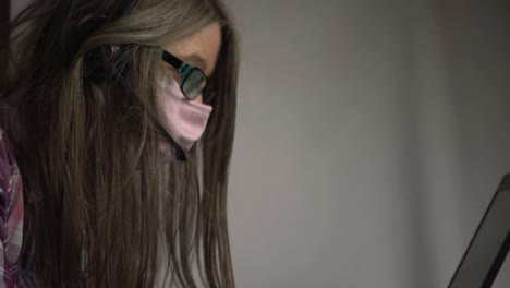 Frau-Mit-Maske,-Brille-Und-Headset,-Mittlere-Aufnahme