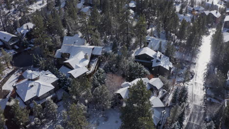 Increíble-Vuelo-De-Drones-Sobre-Mansiones-Montañosas-Cubiertas-De-Nieve-Durante-Una-Hermosa-Nevada