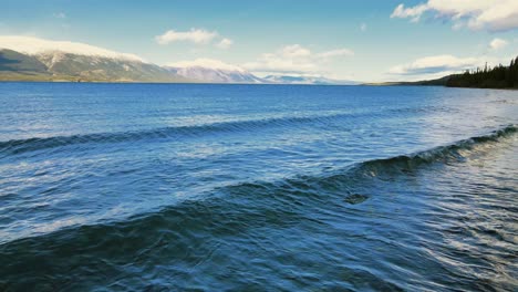 Kleine-Wellen-überspülen-Das-Ufer-Des-Atlin-Sees