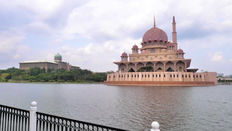 4k-Time-lapse-Hijo-De-La-Mezquita-En-Putrajaya,-Malasia