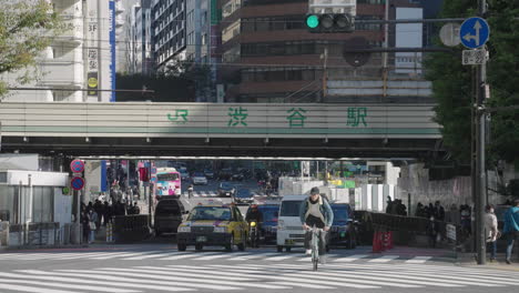 Transportations-On-Bustling-Shibuya-Crossing-In-Tokyo-On-A-Sunny-Morning---wide-shot,-slow-motion