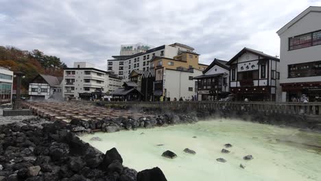 Wunderschöne-Yubatake-Thermalquellenfelder-In-Kusatu-Onsen,-Japan-An-Einem-Bewölkten-Tag
