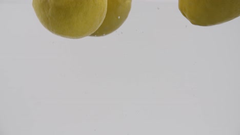 Ganze-Zitronen,-Die-Im-Wasser-Schwimmen