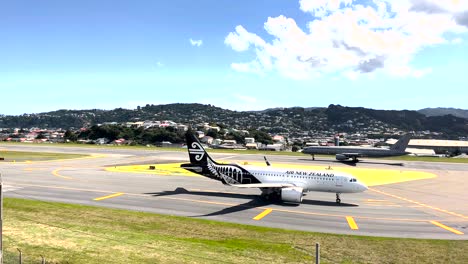 Flugzeug-Rollt-Auf-Der-Landebahn-Des-Flughafens-Wellington-In-Neuseeland