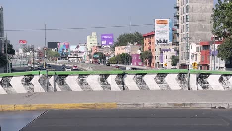 Toma-En-Cámara-Lenta-Del-Viaducto-De-La-Avenida-Principal-De-La-Ciudad-De-México