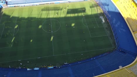 Spieler-Trainieren-Im-Bombonera-Stadion-Der-Boca-Juniors-In-Buenos-Aires,-Argentinien