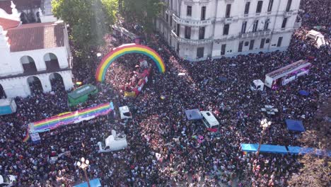 Eine-Dynamische-Luftaufnahme-Der-LGBT-Pride-Parade-In-Buenos-Aires-Auf-Der-Plaza-De-Mayo