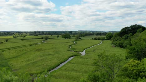 Wide-rising-drone-shot-of-green-Hampshire,-UK-countryside