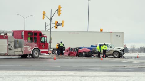 Accidente-Automovilístico-Mortal-Debido-A-La-Tormenta-De-Nieve-De-Invierno-Con-Los-Servicios-De-Emergencia