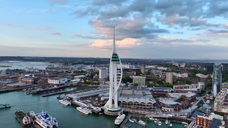 Herausziehen-Einer-Drohnenaufnahme-Des-Spinnakerturms-In-Portsmouth-Gegen-Sonnenuntergang