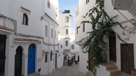 Kippen-Sie-Den-Blick-Nach-Unten-Auf-Eine-Friedliche-Gasse-In-Tanger,-Eine-Schmale-Straße-In-Der-Weißen-Stadt,-Marokko