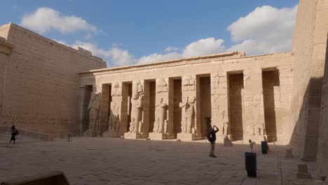 Ancient-Egyptian-statues-in-First-courtyard-in-Temple-of-Ramesses-III-at-Medinet-Habu,-Egypt