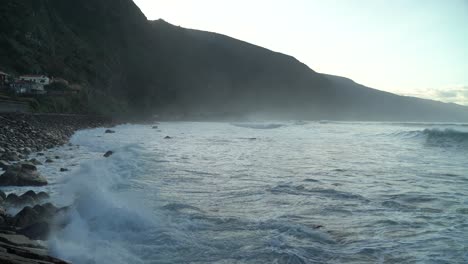 Wellen-Krachen-Auf-Den-Felsen-An-Der-Nordküste-Der-Insel-Madeiro,-Portugal