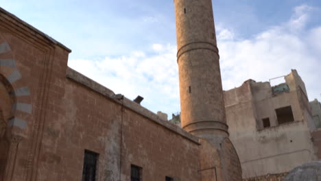 La-Cámara-Inclina-El-Minarete-De-La-Mezquita-Latifiye-En-Mardin-De-Abajo-Hacia-Arriba