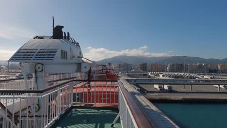 Vista-Desde-El-Casco-Del-Ferry-Para-Transportar-Camiones-En-El-Puerto-Marítimo-De-Algeciras-En-España