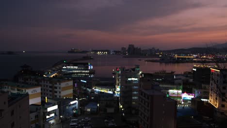 Luftaufnahme-Schöner-Sonnenuntergang-In-Der-Stadt-Sokcho-Mit-Meer-In-Südkorea