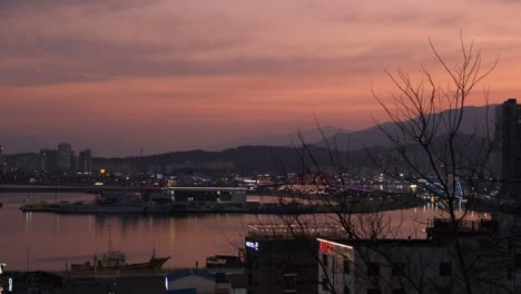 Wunderschöner-Sonnenuntergang-über-Der-Stadt-Sokcho-In-Südkorea-Mit-Schifffahrtshafen