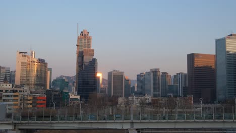 Wunderschöner-Sonnenaufgang-In-Der-Stadt-Seoul-Mit-Neuen-Wolkenkratzern-Aus-Glas-Auf-Der-Skyline