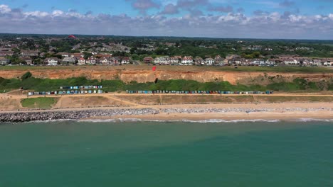 Parapentes-Deslizándose-A-Lo-Largo-Del-Paseo-Marítimo-En-Milford-On-Sea-En-Hampshire-4k