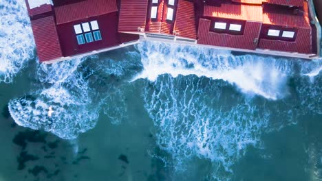 Luftaufnahmen-Von-Wellen,-Die-Gegen-Ein-Haus-Am-Meer-Krachen