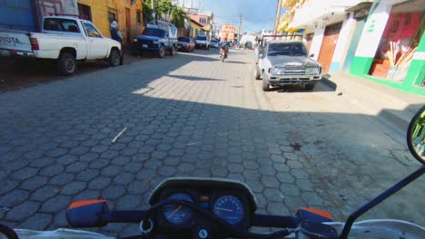 Aventura-De-Punto-De-Vista-En-Motocicleta-A-Través-Del-Centro-De-La-Ciudad-De-Guatemala-Calles-De-Ladrillos-Saludando-A-Los-Niños