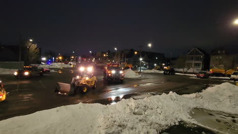 Toma-Panorámica-Que-Revela-Las-Excavadoras,-Los-Camiones-Y-El-Equipo-Pesado-Que-Se-Utilizan-En-La-Operación-De-Limpieza-De-Emergencia-Después-De-Una-Tormenta-De-Nieve-En-Buffalo,-Nueva-York