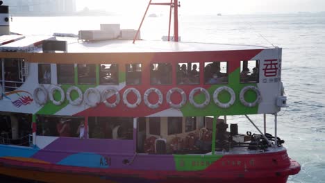 Nahaufnahme-Der-Farbenfrohen-Star-Ferry-In-Bewegung-Auf-Dem-Wasser,-Hongkong