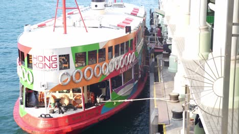 Gente-Abordando-Un-Colorido-Ferry-De-Estrellas-Victorian-Bay,-Hong-Kong
