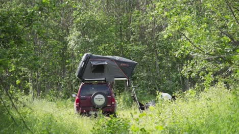 Autocaravana-Con-Carpa-En-La-Azotea-En-El-Bosque-En-Verano