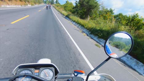 Motociclista-Pov-Mirando-La-Ciudad-En-La-Distancia-Y-Luego-De-Vuelta-A-La-Carretera-Con-Amigos