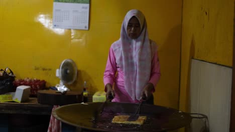 Indonesia---18-De-Enero-De-2023:-Mujer-Asiática-Con-Velo-Cocinando-Martabak-O-Merienda-Popular-En-Indonesia