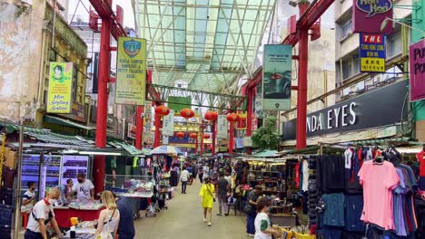 Kuala-Lumpur,-Malaysia:-Aufnahme-Aus-Der-Vogelperspektive-über-Stände-Am-Straßenrand-Auf-Dem-Straßenmarkt-In-Kuala-Lumpur,-Malaysia-Bei-Tag
