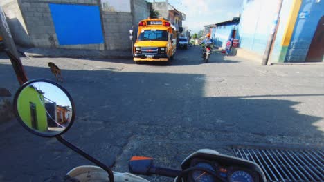 Motorradfahren,-POV,-Durch-Die-Straßen-Von-Guatemala,-Abenteuer,-Blick-In-Beide-Richtungen,-Kreuzung
