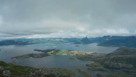 Malerische-Inselansicht-Vom-Berggipfel-Lurøyfjellet-In-Lurøy,-Nordland,-Norwegen