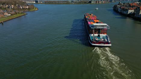 Barco-De-Vela-Holandés-Navegando-En-Un-Río-Que-Transportaba-Carga-En-Países-Bajos