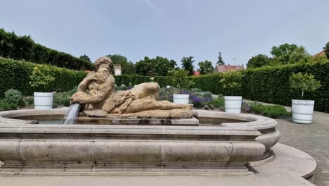 Neptunova-Kasna-Frente-A-Cubos-En-Jardines-De-Flores-Kvetna-Zahrada-En-Kromeriz