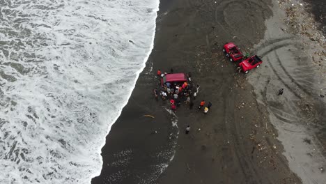 Indonesia---5-De-Febrero-De-2023:-Un-Coche-Rojo-Atascado-En-La-Arena-Junto-A-La-Playa