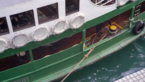 Star-Ferry-Mitarbeiter-Befestigt-Die-Festmacherleine-Eines-Schiffes-Am-Dock-In-Hongkong
