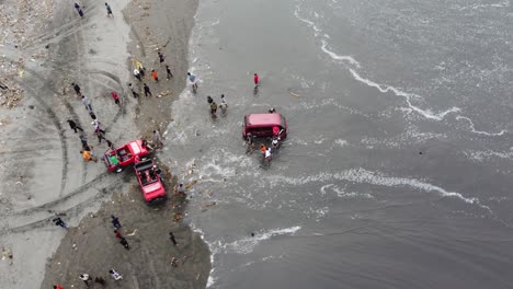 Indonesien---5.-Februar-2023:-Ein-Auto-Steckt-Morgens-Im-Sand-Am-Strand-Fest