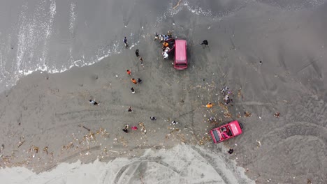 Indonesia---Feb-5,-2023-:-a-car-stuck-in-the-sand-by-the-beach