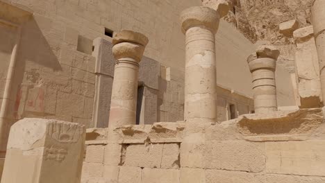 Tiro-Pan-A-Lo-Largo-De-Columnas-De-Piedra-Arenisca-Ruinas-En-El-Templo-De-Hatshepsut-Durante-La-Luz-Del-Sol,-Egipto