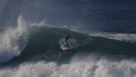 Ein-Surfer,-Der-Epische,-Gewaltige-Wellen-Reitet-Und-Im-Wasser-Gischt-Weißen-Schaums-Und-Adrenalingeladene-Spannung-Erzeugt