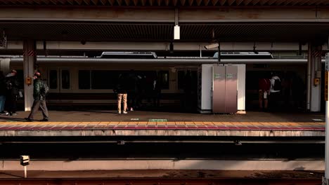Menschen-Stehen-Und-Warten-Auf-Den-Zug,-Der-Am-Bahnhof-Yamagata-In-Japan-Ankommt