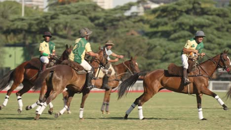 Reitsport-Pato-Spiel,-Bei-Dem-Gauchos-Den-Pato-An-Einen-Anderen-Spieler-Weitergeben